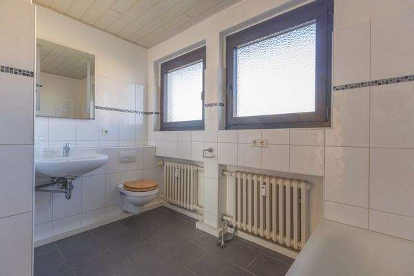 Tageslichtbad mit Badewanne und Dusche