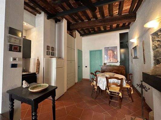 Zimmer mit Küche unten