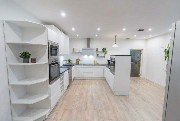 BEISPIEL alternative Küche Haus rechts