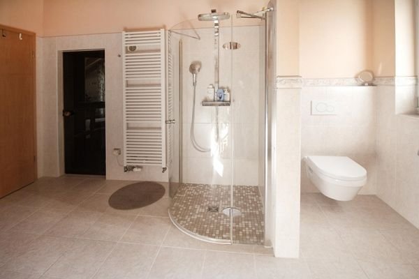 Wellness-Badezimmer mit Sauna