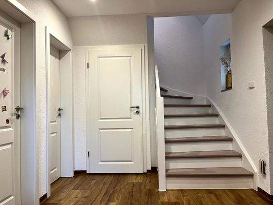 Flur und Treppe ins DG Haus 2