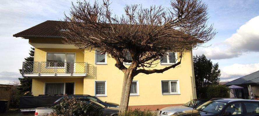 Haus mit Stellplätzen.jpg