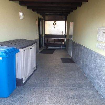 Eingangsbereich neben Garagen