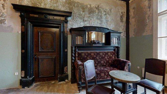 Renaissancetür mit Möbel 2!.jpg