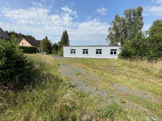 Blick vom Baugrund zur Halle