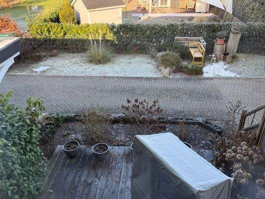 Blick v. OG auf die 3. Terrasse (Eingangsbereich)