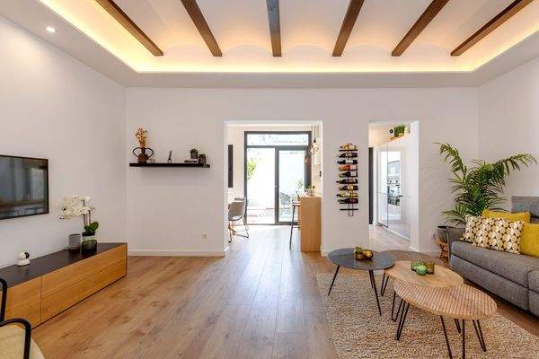 Großzügiger Wohn-Essbereich mit hohen Decken