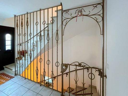 großzügiges und helles Treppenhaus