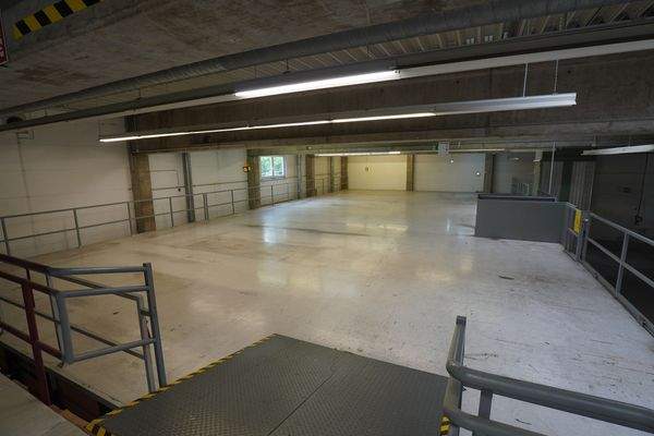 Fläche über Lagerregalen