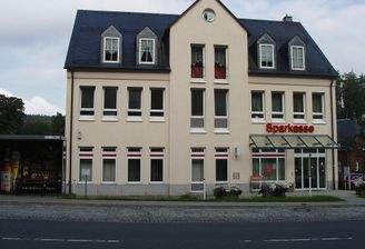 Außenansicht mit Eingang Gewerbeeinheit im EG