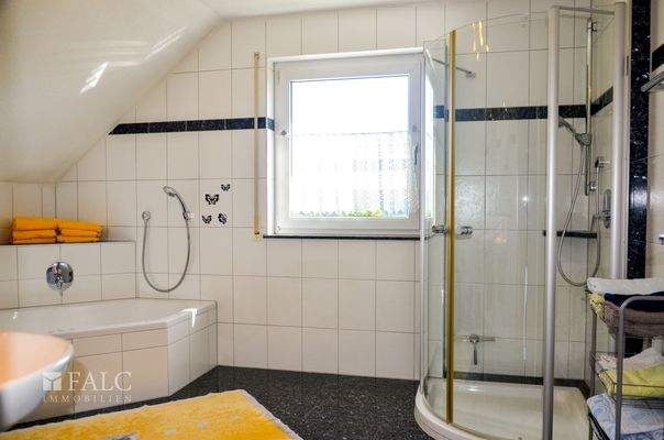 Badezimmer mit Dusche