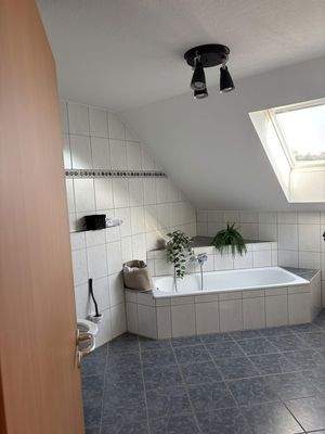 Bad oben mit Wanne und Dusche