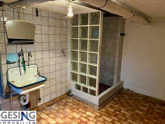 Kellerraum mit Waschmaschinenanschluss