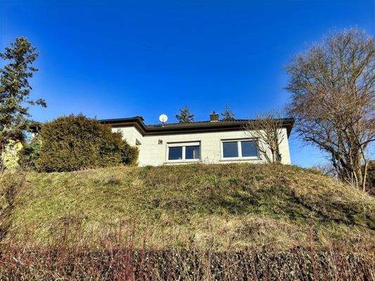 Sonenverwöhnte Lage im Grünen mit freiem Ausblick... die Südansicht des Wohnhauses