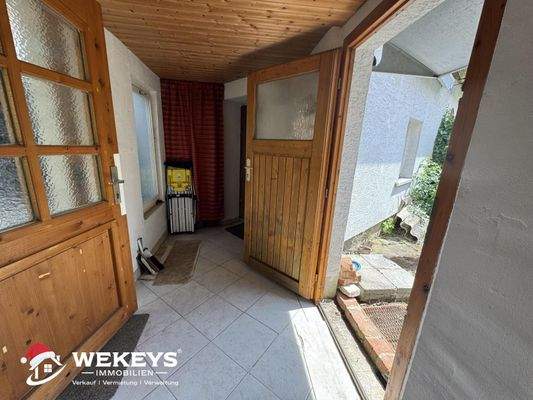 Eingangsbereich zwischen Nebengebäude und Wohnhaus