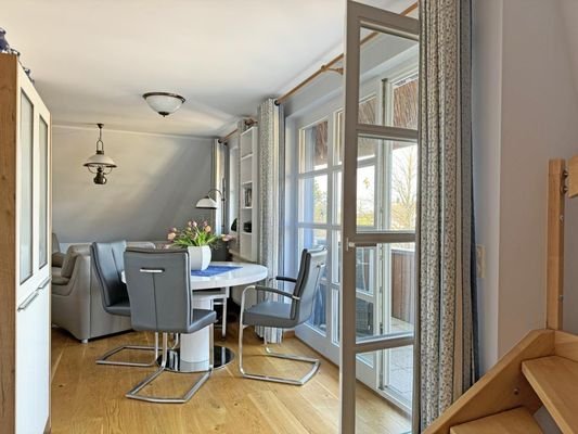 Essbereich mit Balkon