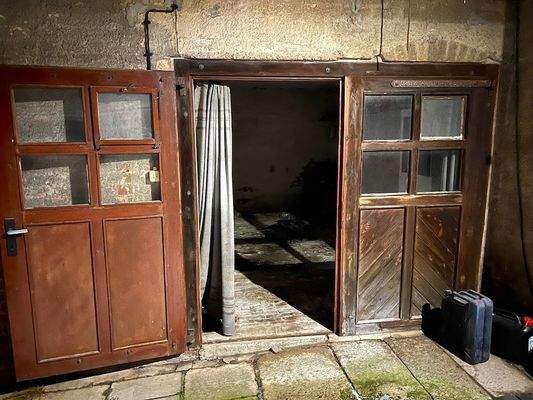 Kleine Garage im Hof