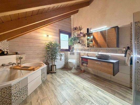 Tageslichtbad mit Wanne 