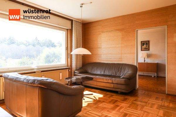 Wohnzimmer m. großer Fensterfront