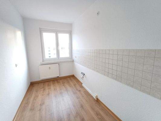 Leerer Raum mit Fliesenwand