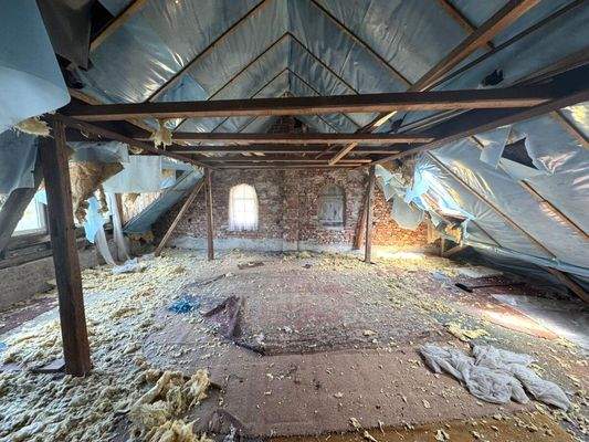 Dachboden mit sichtbaren Schäden