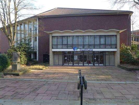 Gymnasium + Stadthalle,