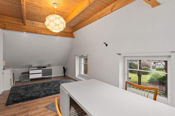 Zimmer 1 (15,49m²): Flexibel nutzbares Wohn-, Schlaf-, Kinder-, Hobby- oder Arbeitszimmer.