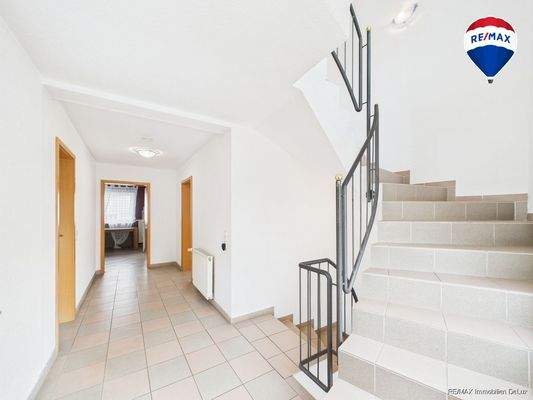 RE/MAX Immobilien DeLux Zweifamilienhaus Lebach - Steinbach  Flur