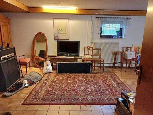 KG: großer Hobbyraum mit Bar