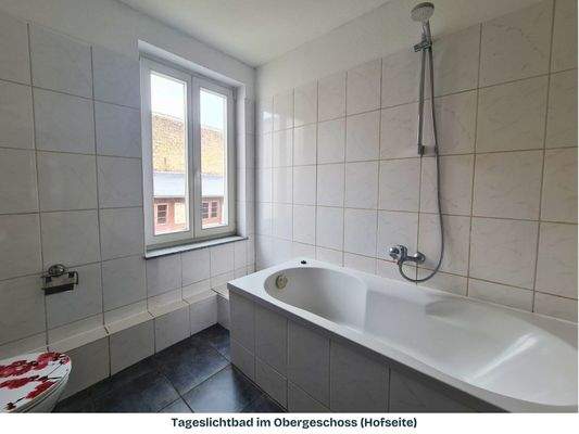 Bad OG mit Badewanne.jpeg