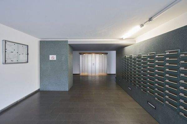 Eingangsbereich mit Aufzugsanlage