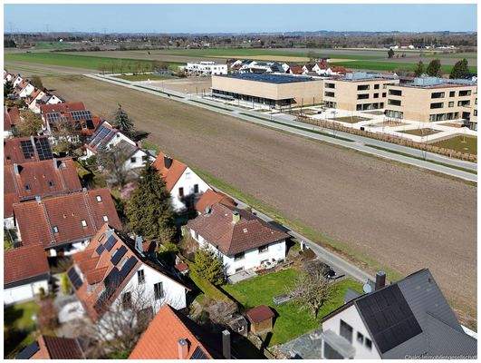 Blick über das Grundstück zum Gymnasium