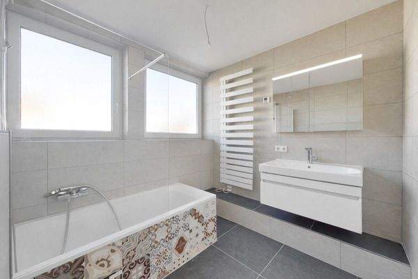 Sehr modernes und helles Tageslichtbad.