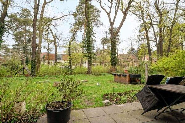 Blick von der Terrasse in den Garten