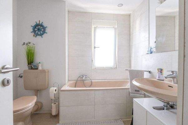 Tageslichtbad mit Badewanne und Dusche