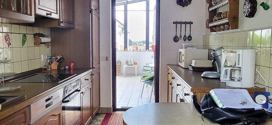 KÜCHE MIT AUSGANG ZUR TERRASSE UND IN DEN GARTEN