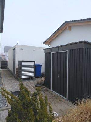Rückansicht Garage/Wärmepumpe und Gerätehaus