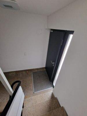 11. Treppenhaus - Ausgang.jpeg