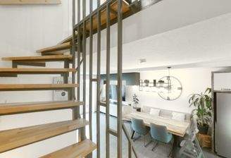 Das offene Treppenhaus verbindet die Etagen