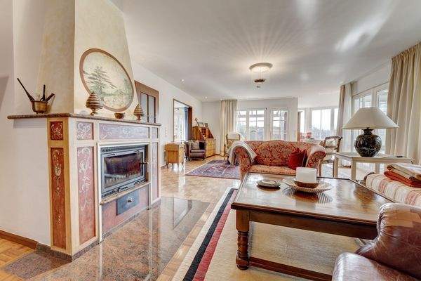 Wohnzimmer mit Kamin EG Ansicht 2.JPG