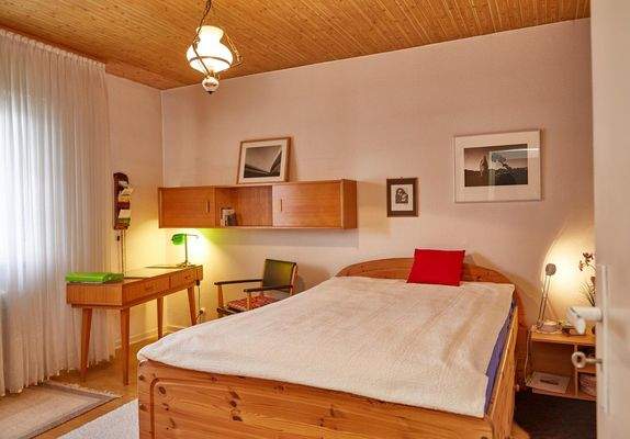 Schlafzimmer mit charaktervollem Holzdeckenbalken und praktischer Raumaufteilung