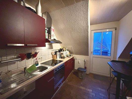 Küche mit Zugang zum Balkon