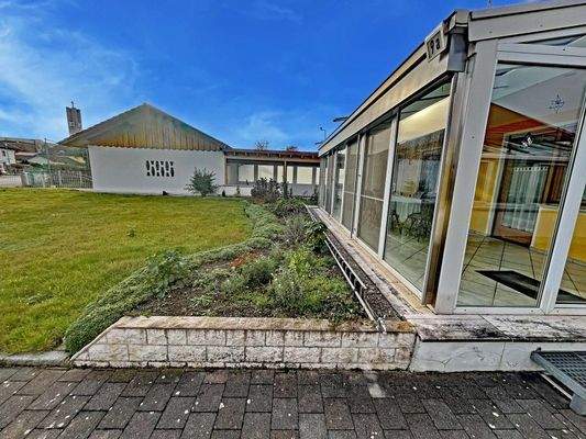 Wintergarten und vorderer Garten