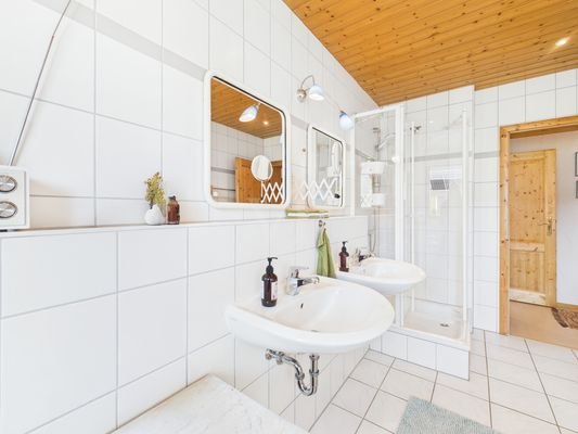 zwei Waschbecken