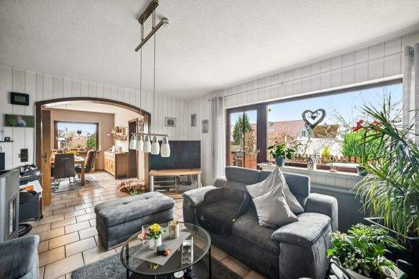 Wohnzimmer mit Blick ins Esszimmer u. Zugang zur Terrasse