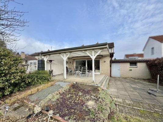 Überdachte Terrasse mit Gartenstück