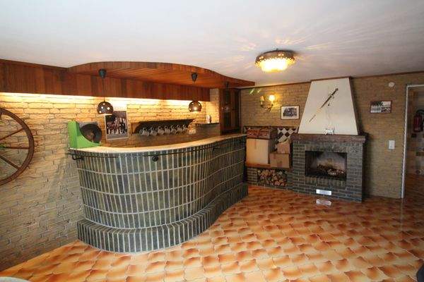 Bar für gemütliche Stunden mit Kamin im Keller.JPG