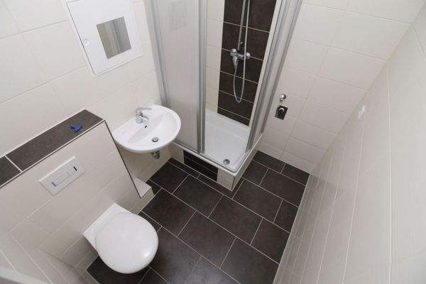 Badezimmer mit Dusche