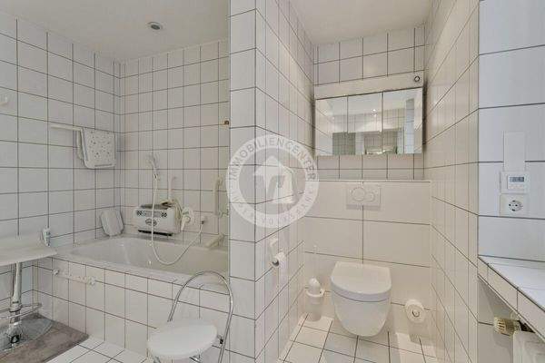 ... mit Dusche und Badewanne.