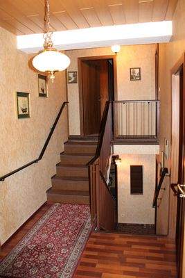 Diele-Blick auf obere Ebene und Treppe zur unteren